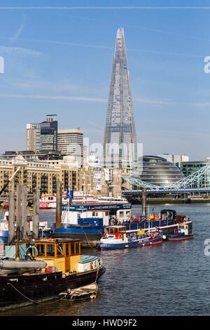 Royaume-uni, Londres, la Tamise, près de Tower Bridge, le gratte-ciel le fragment par l'architecte Renzo Piano, à l'Hôtel de ville par l'architecte Norman Foster, de barges sur la rivière, Butlers Wharf / Banque D'Images