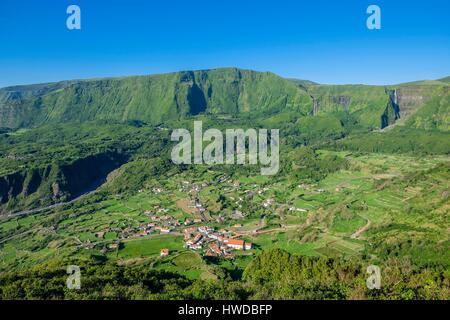 Le Portugal, l'archipel des Açores, l'île de Flores, panorama de Miradouro do Portal, vue sur Fajazinha, Poço da Ribeira do Ferreiro cascades dans l'arrière-plan Banque D'Images