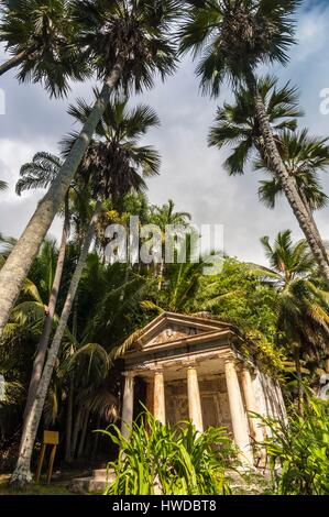 Les Seychelles, l'île de Silhouette, l'Hilton Seychelles Labriz Resort & Spa, tombeau de la famille Dauban qui possédait d'ossature jusqu'en 1960 Banque D'Images