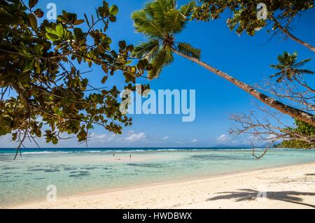 Les Seychelles, l'île de Silhouette, l'Hilton Seychelles Labriz Resort & Spa, détente sur la plage de sable blanc dans le lagon Banque D'Images