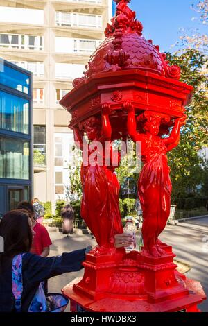 France, Paris, quartier chinois du xiiième arrondissement, avenue d'Ivry, une fontaine Wallace peints en rouge Banque D'Images