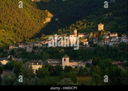 La France, l'Aveyron, les Causses et les Cévennes, paysage culturel agropastoraux méditerranéens, inscrite au Patrimoine Mondial de l'UNESCO, Peyreleau, le village à l'entrée des Gorges de la Jonte Banque D'Images