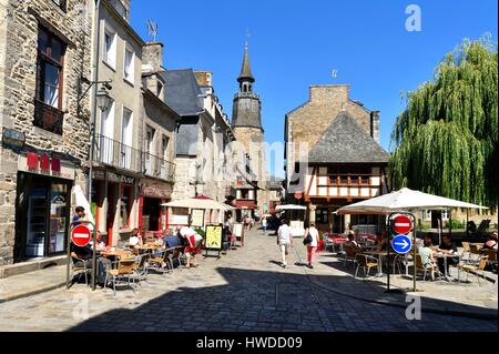 France, Cotes d'Armor, Dinan, la vieille ville, rue de l'horloge, la Tour de l'horloge, beffroi du 15ème siècle, à 45 mètres de haut