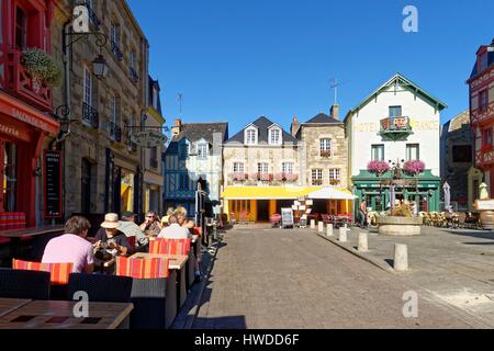 France, Morbihan, sur le Chemin de Saint Jacques, Josselin village médiéval, Place Notre Dame Banque D'Images