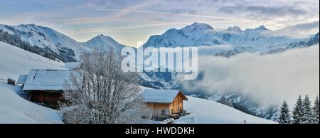 France, Savoie, Beaufortain, Hauteluce, vue panoramique d'un groupe de chalets bois dans la neige à l'aube Banque D'Images