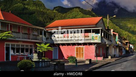 La France, l'île de la Réunion (département français d'outre-mer), classée au Patrimoine Mondial de l'UNESCO, Salazie, Hell-Bourg, dapper peint rose maisons dans un village de fond de cirque de rue Banque D'Images