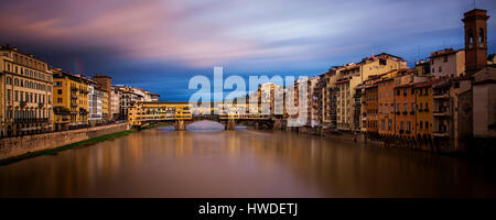 Une longue exposition panorama de la célèbre Ponte Vecchio de Florence avec un arc-en-ciel à sa gauche Banque D'Images