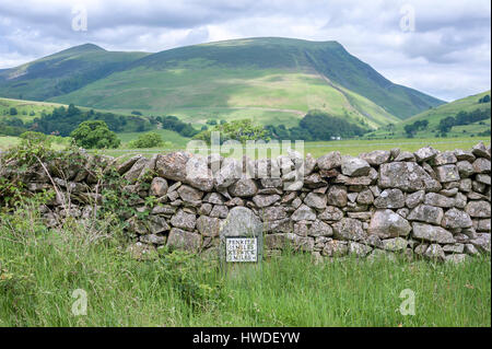Collines de Cumbrie avec un ancien mur de pierres sèches et d'étape de l'avant-plan, Cumbria, Royaume-Uni Banque D'Images