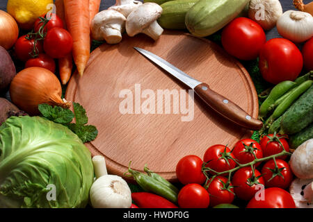 Légumes frais sur un fond brun sur une vieille table en bois Banque D'Images