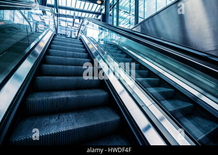 Déménagement vide dans l'escalator de la station de métro, l'arrière-plan de la vie moderne urbaine ville Banque D'Images