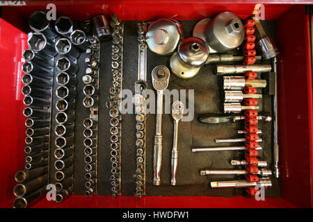 Mécanicien au travail, entretien des moteurs dans un atelier Banque D'Images