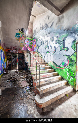 Escalier en usine abandonnée Banque D'Images