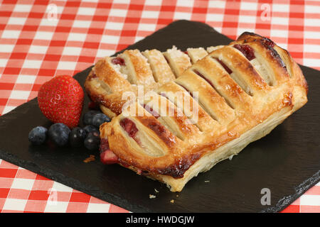 Deux pâtisseries sortant du strudel avec fraise et bleuets Banque D'Images