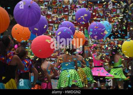 De serpentins avec ballons colorés Banque D'Images