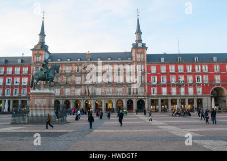 Plaza Mayor, Madrid, Espagne statue équestre du roi Philippe III dans le centre Banque D'Images