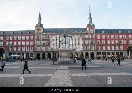 Plaza Mayor, Madrid, Espagne statue équestre du roi Philippe III dans le centre Banque D'Images