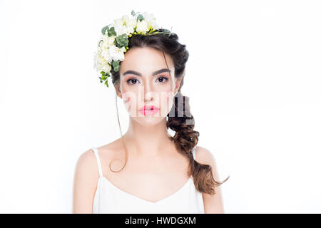 Portrait d'une femme avec des fleurs dans les cheveux on white Banque D'Images