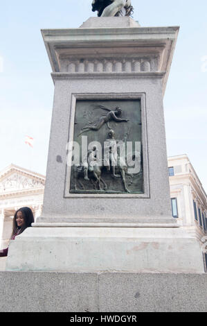 Détails de Miguel de Cervantes Saavedra's statue près du Congrès des députés espagnol à Madrid, Espagne Banque D'Images