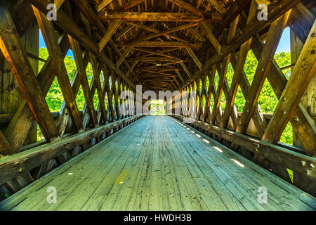 Le pont couvert de Bagnolet est une passerelle piétonne couverte dessert New England College de l'autre côté de la rivière Contoocook à Henniker, New Hampshire. Banque D'Images