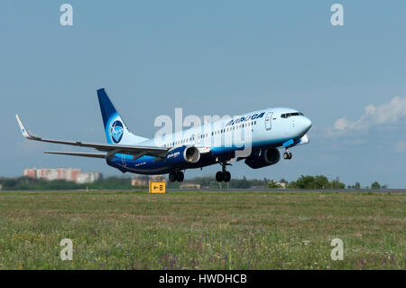 Le décollage de l'avion Boeing-737, Rostov-sur-Don, Russie, 15 juin 2015. Deux traces. Banque D'Images