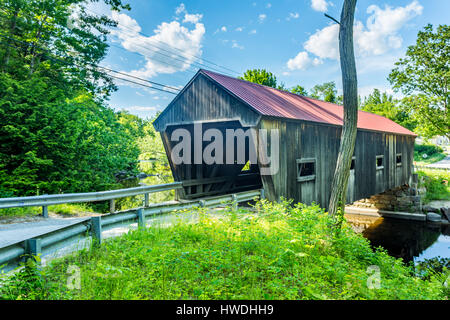 Le Dalton est un pont couvert pont couvert historique qui porte sur la route de Joppé Rivière Warner Warner, dans le New Hampshire. Banque D'Images