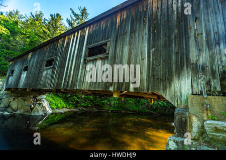 Le Dalton est un pont couvert pont couvert historique qui porte sur la route de Joppé Rivière Warner Warner, dans le New Hampshire. Banque D'Images