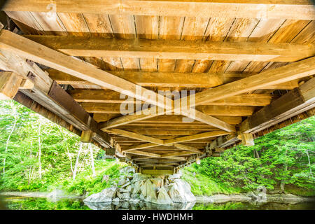 Le Dalton est un pont couvert pont couvert historique qui porte sur la route de Joppé Rivière Warner Warner, dans le New Hampshire. Banque D'Images