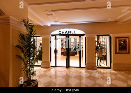 Fashion shopping en vacances : fenêtre d'affichage du quartier à la boutique Chanel à l'intérieur de l'implant 5 étoiles Imperial Hotel, Delhi, Inde Banque D'Images