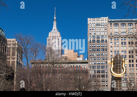 L'Empire State Building avec Madison Square Park au premier plan, NYC, USA Banque D'Images