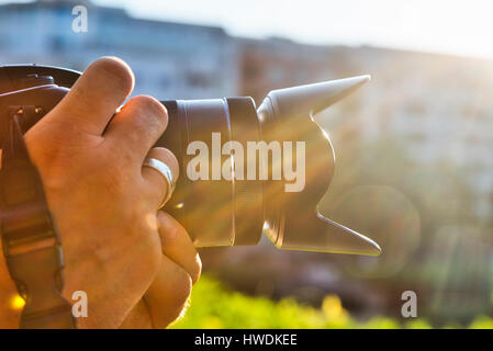 Close up de photographes mains avec l'appareil photo Banque D'Images