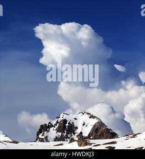 Les roches dans la neige et le ciel bleu avec des nuages au soleil du printemps. La Turquie, Monts Taurus centrale, Aladaglar (plateau) Edigel Anti-Taurus (IJE Goller) Banque D'Images