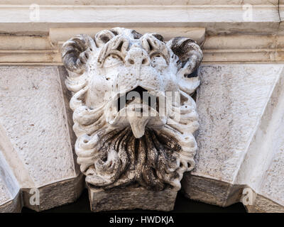 Sculpture d'un Lion sur une arcade à Venise, en Italie, en format paysage. Banque D'Images