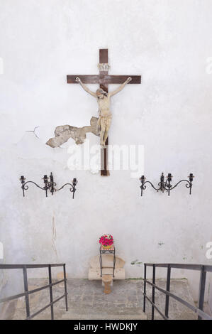 Crucifix sur le mur d'une crypte à Soller, Majorque, Espagne. Banque D'Images