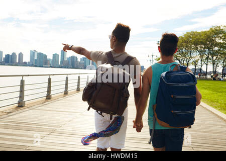 Jeune homme couple se promener le long de l'East River waterfront, New York, USA Banque D'Images