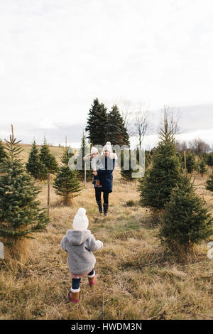 La mère et l'enfant in Christmas Tree Farm, Cobourg, Ontario, Canada Banque D'Images