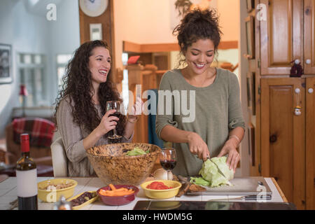 Deux amies, la préparation de salade à la cuisine Banque D'Images