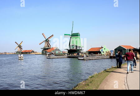 Panorama de trois moulins à vent à Zaanse Schans, Zaandam / Pays-Bas, Zaandijk : De Gekroonde Poelenburg, de Kat, de Zoeker (de gauche à droite) Banque D'Images