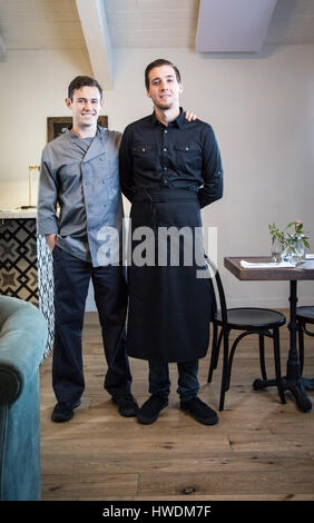 Portrait de deux serveurs de restaurant Banque D'Images