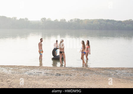 Group of friends enjoying beach party Banque D'Images