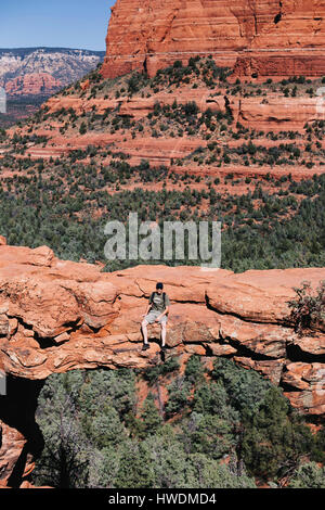 Homme assis sur le Pont du Diable, Sedona, Arizona, USA Banque D'Images