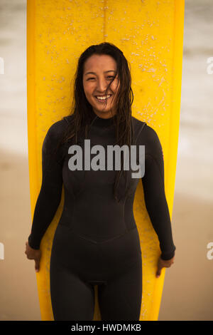 Portrait de jeune femme, tenue de surf Banque D'Images