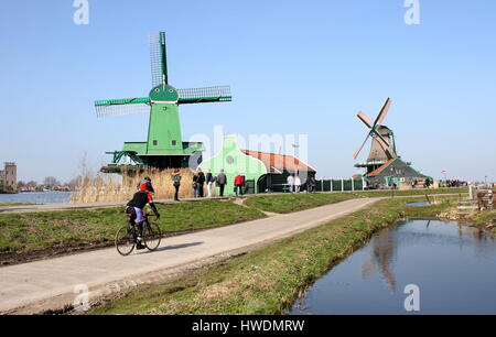 Scierie de Gekroonde Poelenburg à Zaanse Schans, Zaandam, Hollande. Zaandijk / En arrière-plan de Kat, plus ancien fonctionnement dyemill dans le monde. Banque D'Images