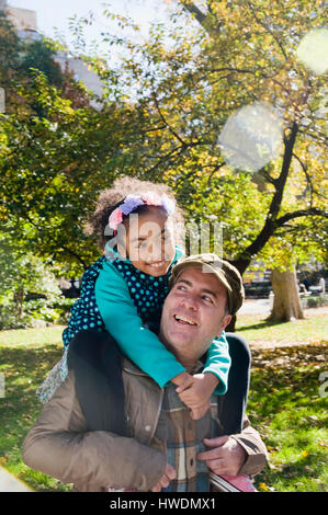 Père l'smiling fille piggy back Banque D'Images