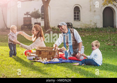 Family having picnic in park Banque D'Images