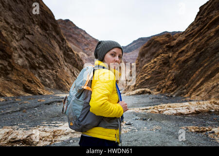 Trekker walking in Death Valley National Park, California, US Banque D'Images