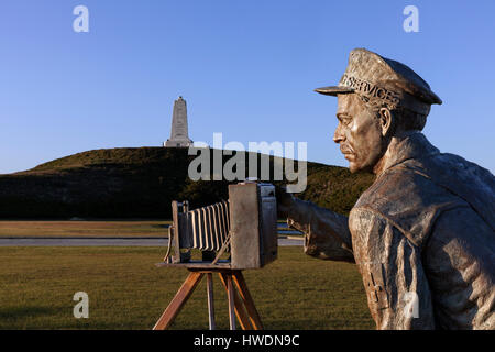 NC00670-00...CAROLINE DU NORD - 17 décembre 1903 sculpture du histohic au vol des frères Wright Wright Brothers National Memorial à Kitty Hawk. Banque D'Images