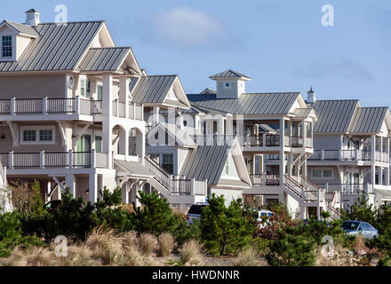 NC00704-00...CAROLINE DU NORD - Maisons de Plage empilés sur les bancs extérieurs. Banque D'Images