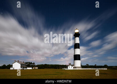 NC00710-00...CAROLINE DU NORD...la pleine lune s'allume Bodie Island Lighthouse à Cape Hatteras National Seashore sur les bancs extérieurs. Banque D'Images