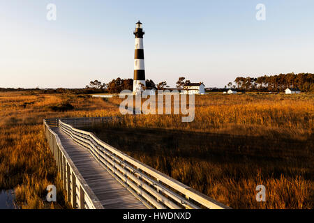 NC00715-00...CAROLINE DU NORD...Lever du Soleil à Bodie Island Lighthouse à Cape Hatteras National Seashore sur les bancs extérieurs. Banque D'Images