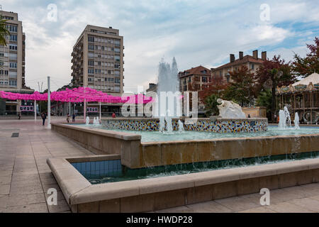 Un parasol et une fontaine sur la place Georges Clemenceau à Pau, en France Banque D'Images